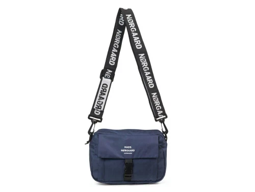 Mørkeblå Mads Noergaard crossbody taske med logo skulderrem